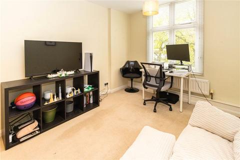 2 bedroom flat to rent, High Street, Harpenden, Hertfordshire