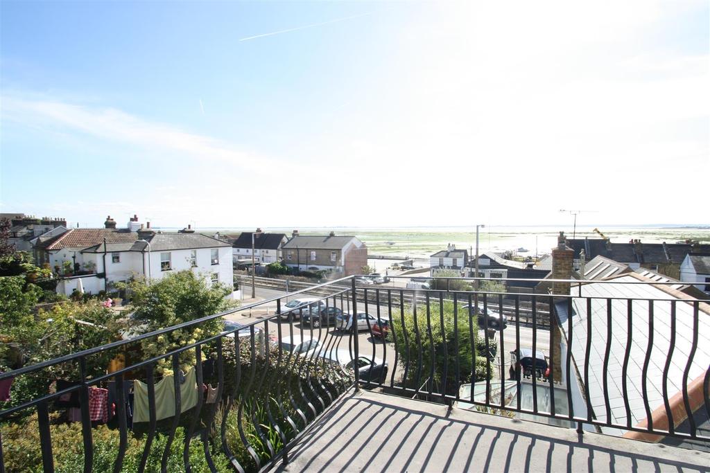 Hadleigh Road, LeighOnSea 2 bed detached house £450,000