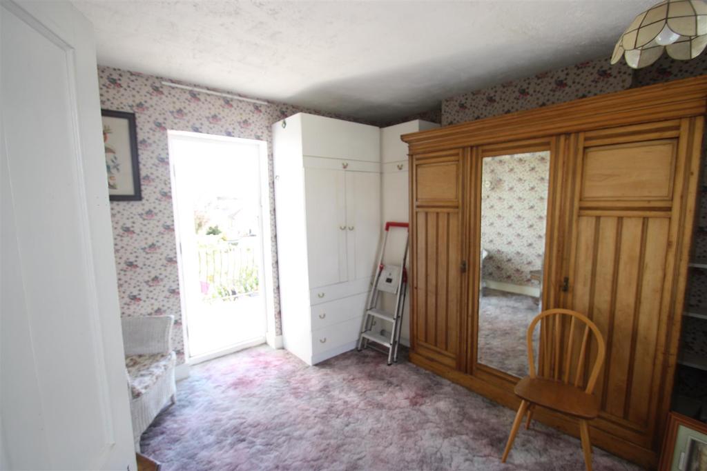 Hadleigh Road, LeighOnSea 2 bed detached house £450,000