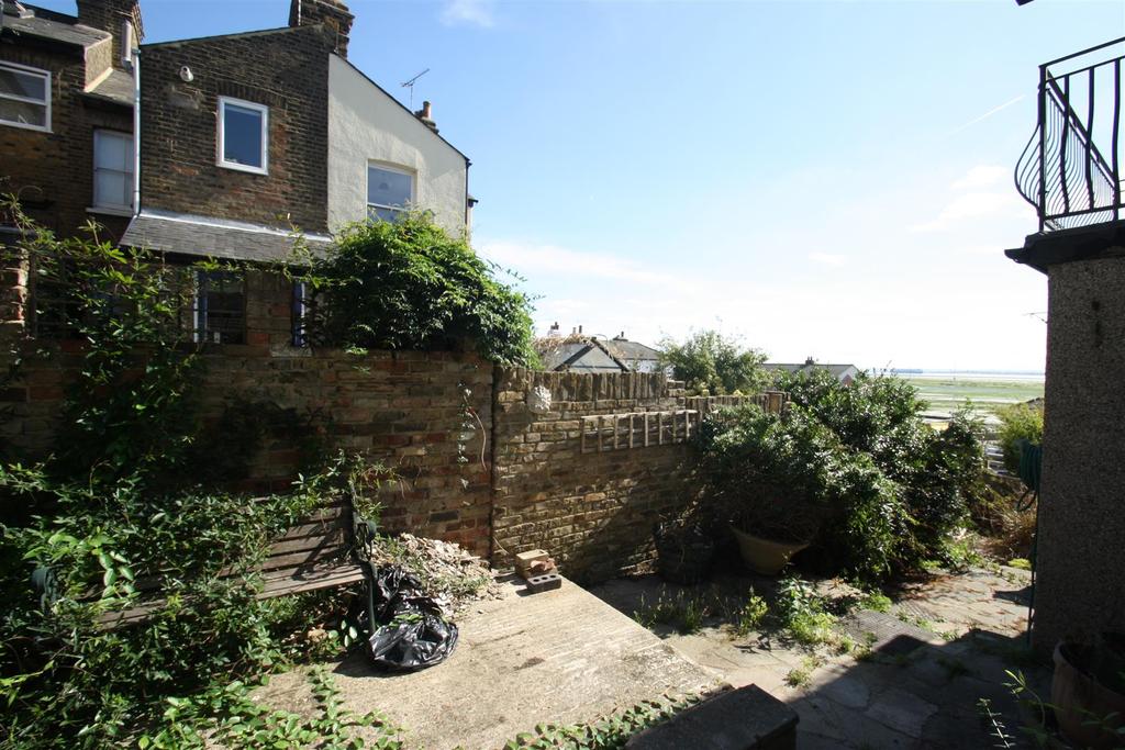 Hadleigh Road, LeighOnSea 2 bed detached house £450,000
