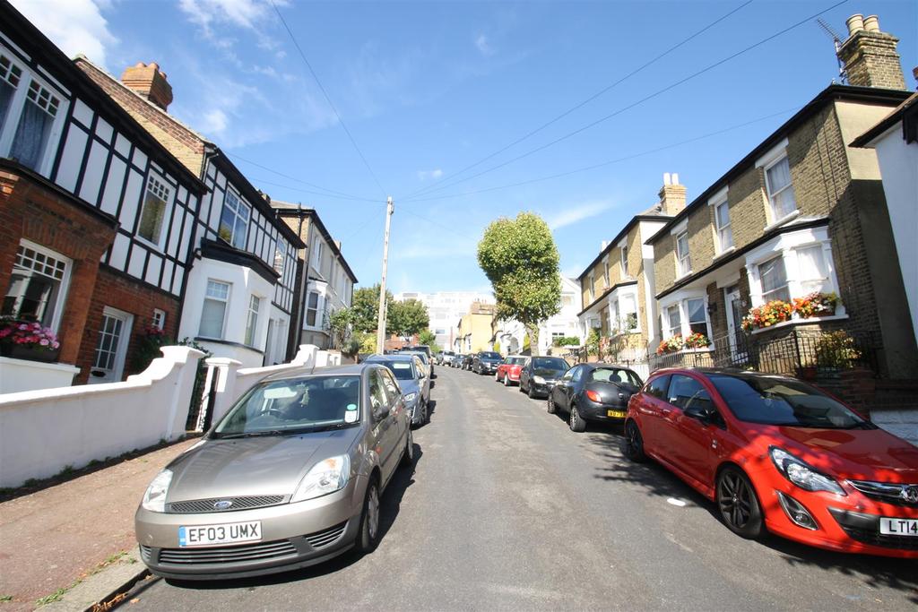 Hadleigh Road, LeighOnSea 2 bed detached house £450,000