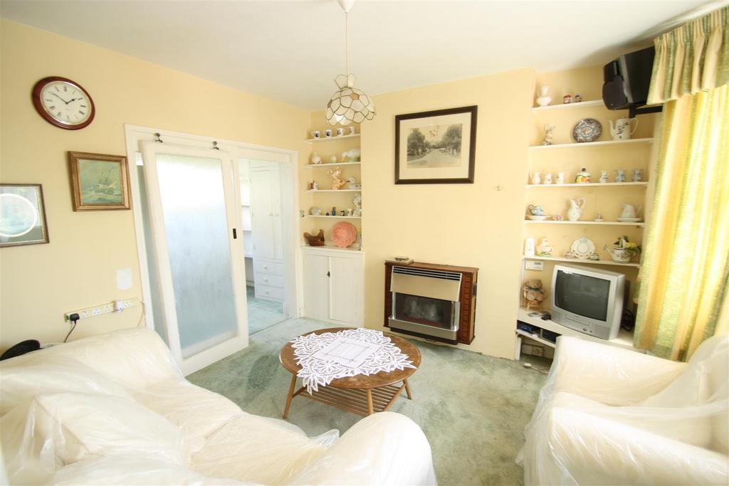 Hadleigh Road, LeighOnSea 2 bed detached house for sale £450,000