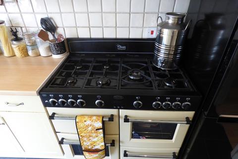 3 bedroom end of terrace house to rent, TOPSHAM -Three bedroom end of terrace family home with parking.