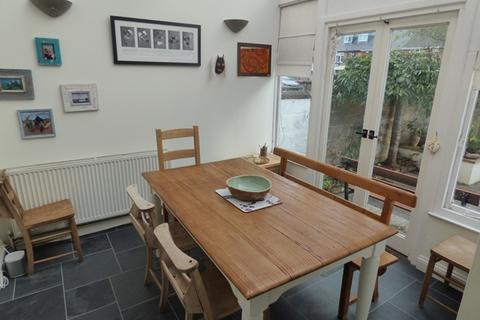 3 bedroom end of terrace house to rent, TOPSHAM -Three bedroom end of terrace family home with parking.