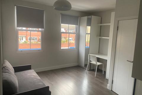 Studio to rent, Bethnal Green Road, London, E2