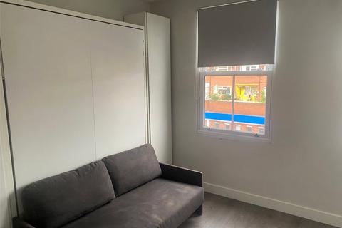 Studio to rent, Bethnal Green Road, London, E2