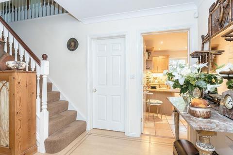 2 Ruxton Close, Coulsdon, CR5 2DY