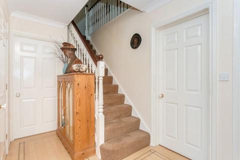2 Ruxton Close, Coulsdon, CR5 2DY