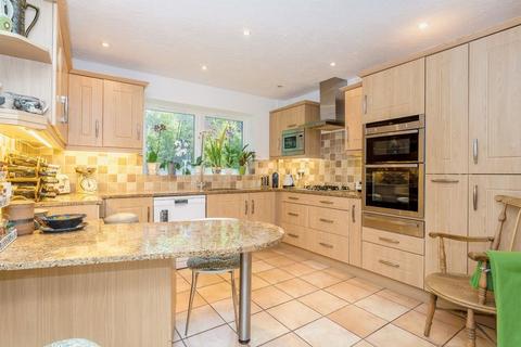 2 Ruxton Close, Coulsdon, CR5 2DY