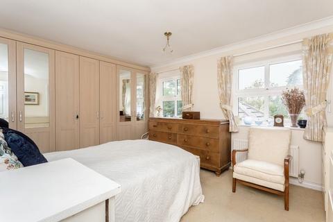 2 Ruxton Close, Coulsdon, CR5 2DY