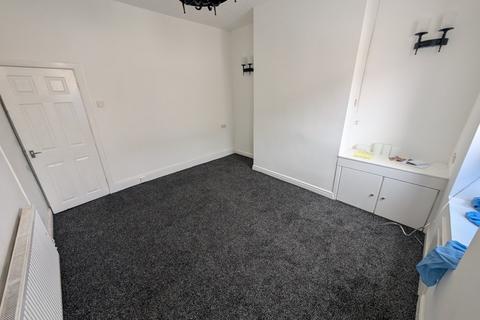 2 bedroom terraced house to rent, Holly Street, Bb10