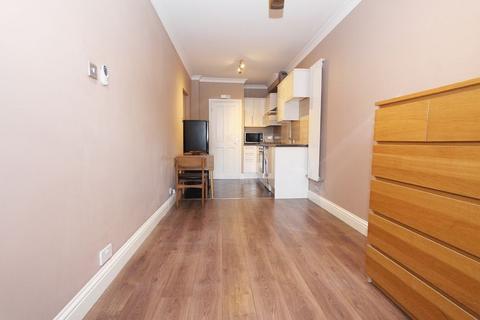 Studio to rent, Lady Margaret Road, Southall