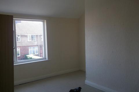 3 bedroom terraced house to rent, Queens Crescent, Edlington, Doncaster DN12
