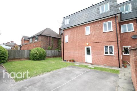 2 bedroom flat to rent, Gainsborough Court