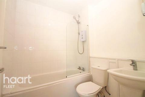 2 bedroom flat to rent, Gainsborough Court