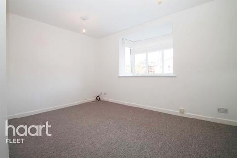 2 bedroom flat to rent, Gainsborough Court