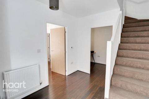 3 bedroom apartment to rent, Maxwell Road, Romford