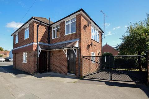 2 bedroom flat to rent, St Leonards Road, Windsor