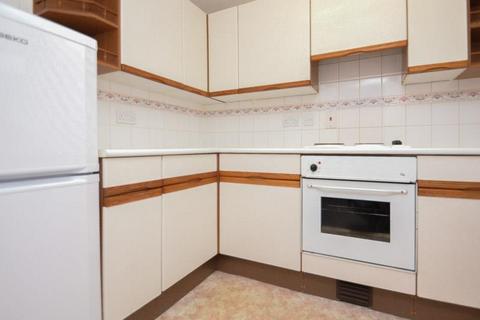 2 bedroom flat to rent, St Leonards Road, Windsor