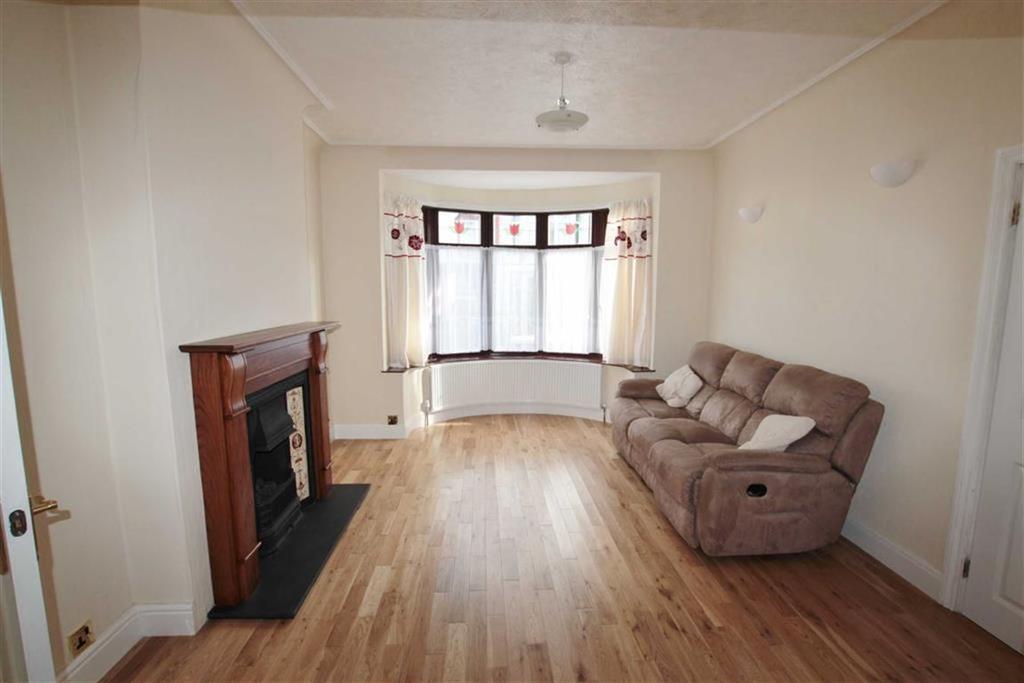Inverness Avenue, WestcliffOnSea, Essex 3 bed semidetached house £