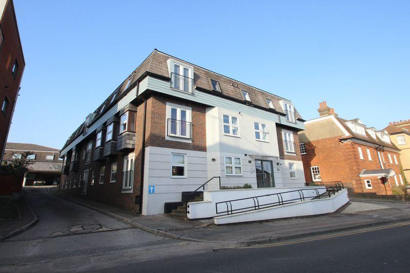 Lyons Crescent, Tonbridge 2 bed apartment £250,000