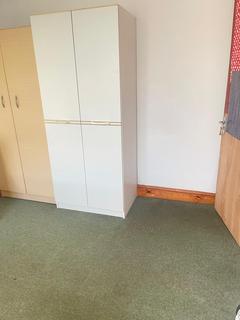 1 bedroom in a flat share to rent, TW2