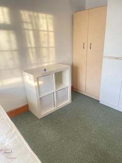 1 bedroom in a flat share to rent, TW2