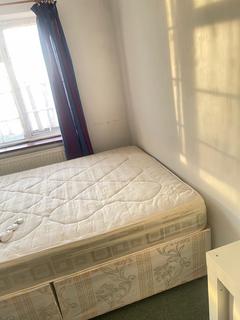 1 bedroom in a flat share to rent, TW2