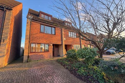 3 bedroom semi-detached house to rent, Armstrong Close, Newmarket, Suffolk, CB8