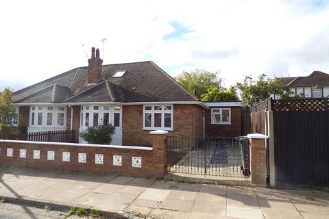 4 bedroom bungalow to rent, Marriott Road, Luton, Bedfordshire, LU3 2HA