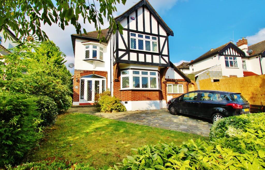 Malvern Drive, Woodford Green 4 bed detached house £3,150 pcm (£727 pw)