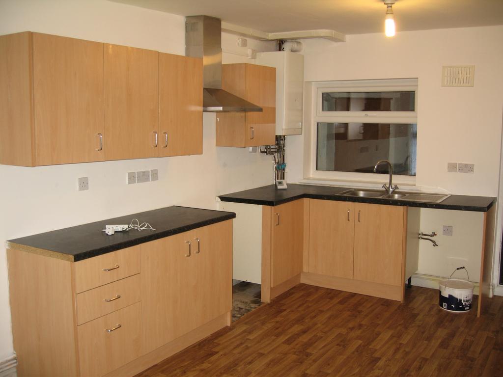 Anson Road, West Bromwich B70 3 bed semidetached house £650 pcm (£