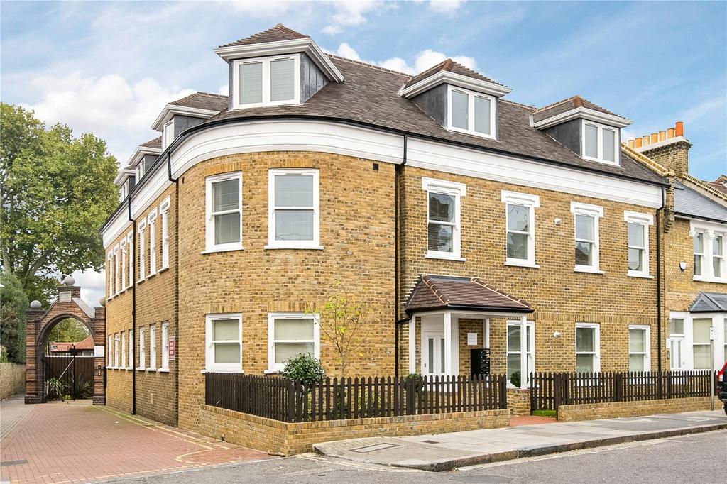 White Hart Lane, Barnes, London 3 bed flat £3,000 pcm (£692 pw)