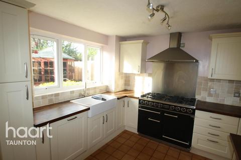 4 bedroom detached house to rent, Farriers Green