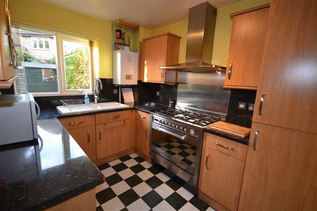 Leslie Park, BurnhamonCrouch, Essex 2 bed end of terrace house £235,000