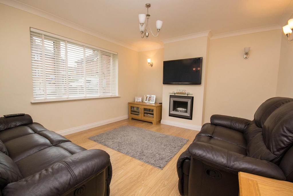 Wainwright Avenue, Hutton, Brentwood, Essex, CM13 2 bed end of terrace