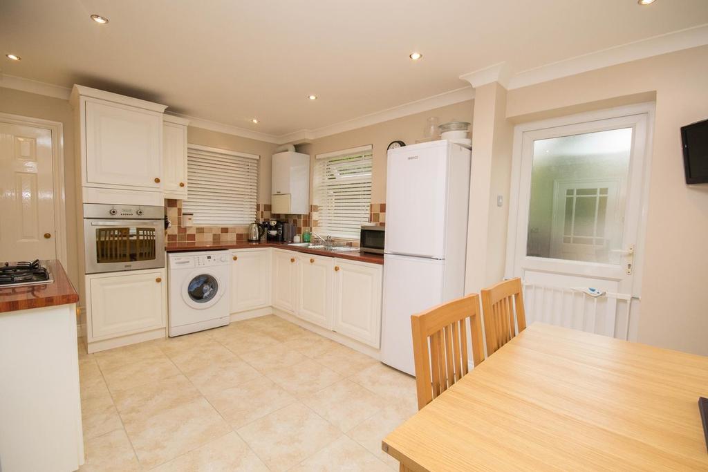 Wainwright Avenue, Hutton, Brentwood, Essex, CM13 2 bed end of terrace
