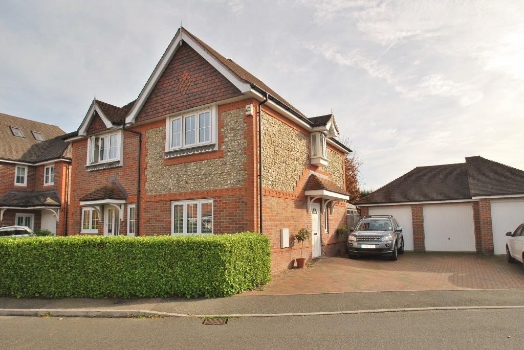 Groves Way, Chesham, HP5 2 bed semidetached house £395,000