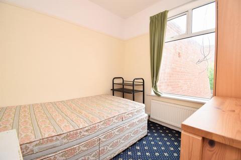 3 bedroom flat to rent, Valley View, Jesmond, Newcastle Upon Tyne