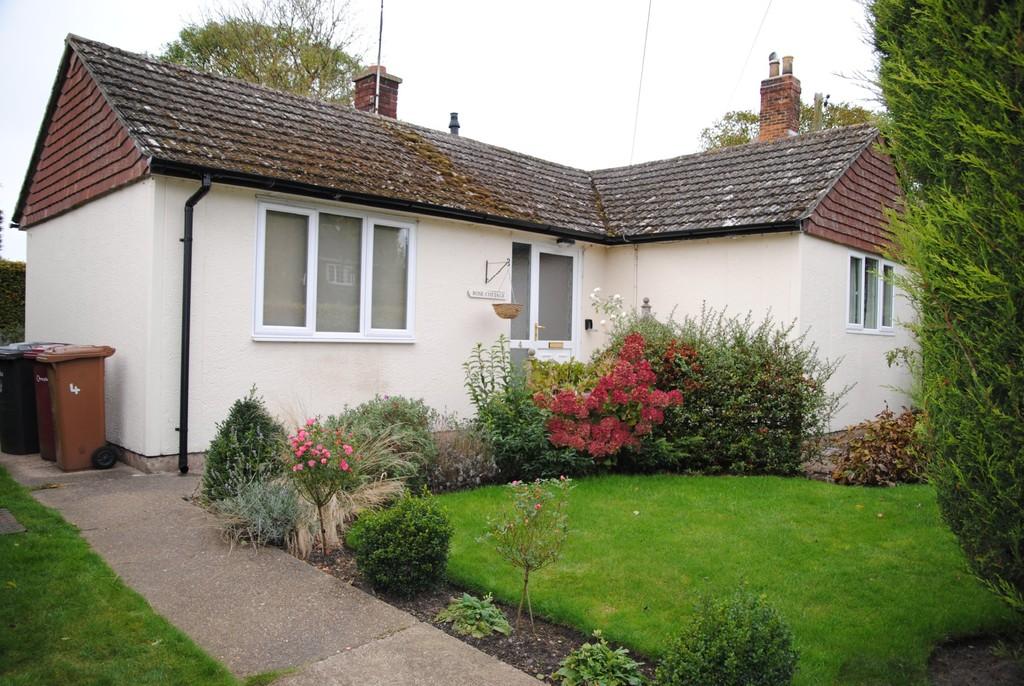 Hall Lane, Elsham, North Lincolnshire 2 bed detached bungalow £475