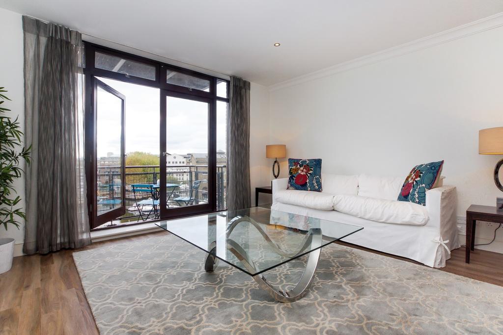 Merganser Court, Star Place, City Quay, London, E1W 2 bed flat £3,467