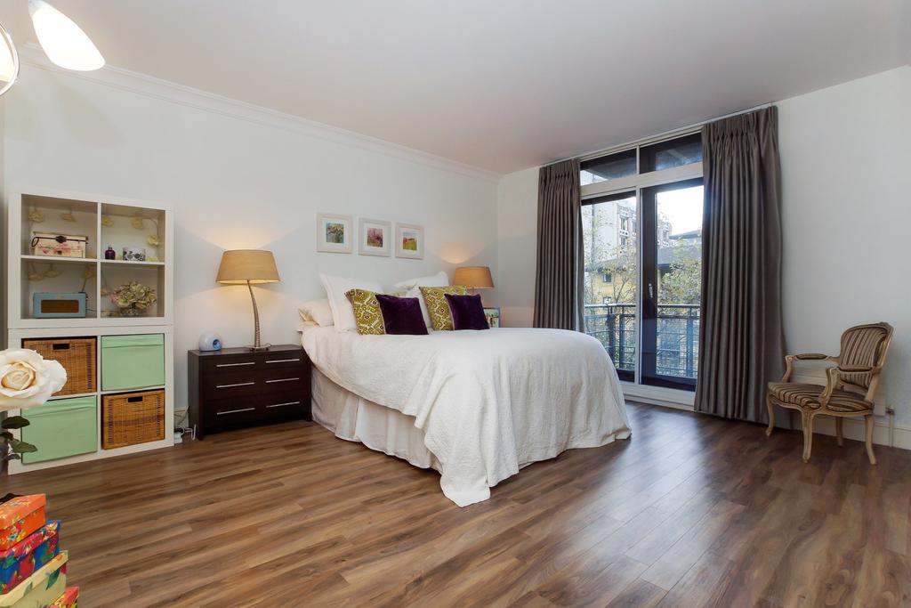 Merganser Court, Star Place, City Quay, London, E1W 2 bed flat £3,467