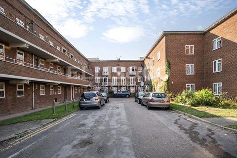 2 bedroom apartment for sale, Honeypot Close, London NW9