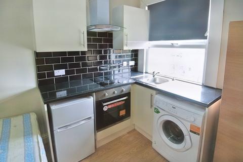 Studio to rent, Claremont Road, Cricklewood NW2