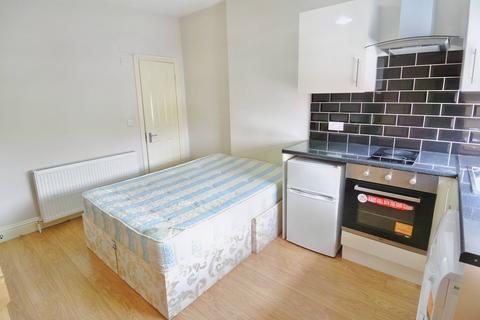 Studio to rent, Claremont Road, Cricklewood NW2