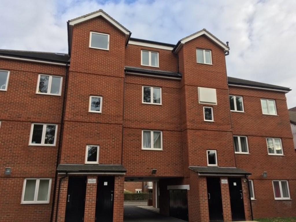 Caterham On The Hill 2 bed apartment £945 pcm (£218 pw)