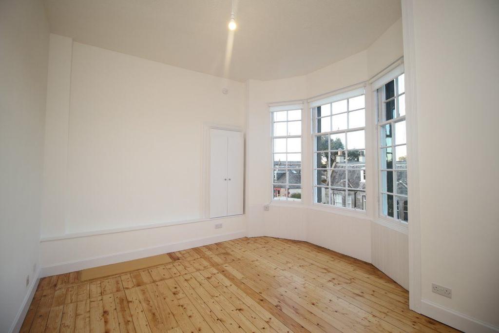 29 Corbiehill Road 1f2 Davidson`s Mains 2 bed flat £795 pcm (£183 pw)