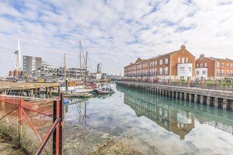 3 bedroom terraced house to rent, Broad Street, Old Portsmouth