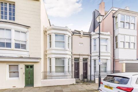 3 bedroom terraced house to rent, Broad Street, Old Portsmouth