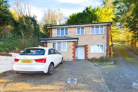 3 bedroom detached house to rent, £1650 - CATERHAM VALLEY